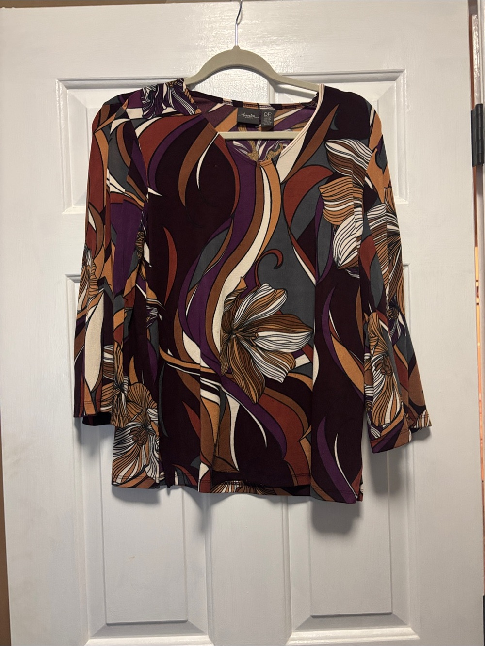 Women's Floral Abstract V-Neck Top in Plum Multi